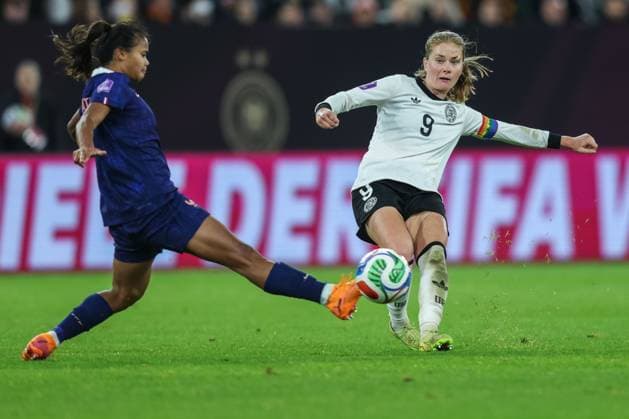 Soccer Women UEFA Womens Nations League semi-final Germany France on 24 10 2025 at Merkurs Spiel Arena in Düsseldorf Alice Sombath France , left Sjoeke Nüsken Germany , right DFB regulations prohibit any use of photographs as image sequences and or quasi video xJRx