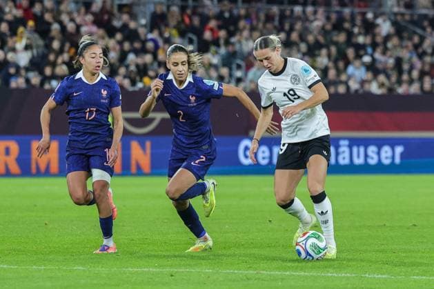 Soccer Women UEFA Womens Nations League Semi Final Germany France on 24 10 2025 at Merkurs Spiel Arena in Düsseldorf Selma Bacha France , left Maelle Lakrar France , center Klara Bühl Germany , right DFB regulations prohibit any use of photographs as image sequences and or quasi video xJRx