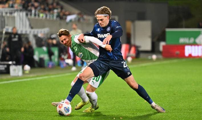 24 10 2025 Soccer Season 2025 2026 2 Soccer Bundesliga 10 Matchday SpVgg Greuther Fürth Kleeblatt Karlsruher SC Karlsruhe KSC Sportfoto Zink xwoxzix DFL regulations prohibit any use of photographs as image sequences and or quasi video only for editorial use Felix Klaus 30, SpVgg Greuther Fürth David Herold 20, Karlsruher SC KSC