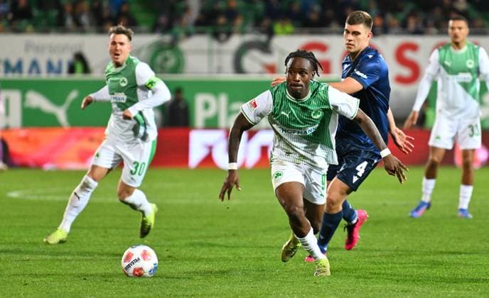 24 10 2025 Soccer Season 2025 2026 2 Soccer Bundesliga 10 Matchday SpVgg Greuther Fürth Kleeblatt Karlsruher SC Karlsruhe KSC Sportfoto Zink xwoxzix DFL regulations prohibit any use of photographs as image sequences and or quasi video only for editorial use Noel Futkeu 9, SpVgg Greuther Fürth Marcel Beifus 4, Karlsruher SC KSC