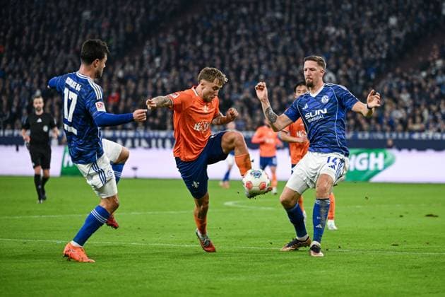 24 10 2025, Football, 2 Bundesliga, Season 2025 2026, Matchday 10, FC Schalke 04 SV Darmstadt, Adrian Gantenbein FC Schalke 04 , Luca Marseiler SV Darmstadt , Janik Bachmann FC Schalke 04 xRHR PHOTO YYx Copyright: KROEGER RHR-FOTOx RHR-FOTO YY