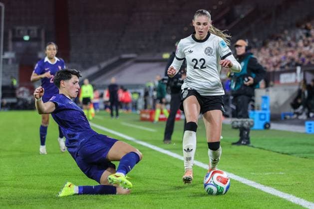 Soccer Women UEFA Womens Nations League Semi Final Germany France on 24 10 2025 at Merkurs Spiel Arena in Düsseldorf Elisa De Almeida France , left Jule Brand Germany , right DFB regulations prohibit any use of photographs as image sequences and or quasi video xJRx