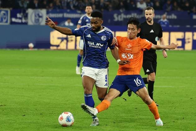 Gelsenkirchen, Veltins Arena, 24 10 25, GER, Men, 2 Bundesliga, Season 2025 2026, FC Schalke 04 SV Darmstadt 98, Moussa Sylla FC Schalke 04 and Hiroki Akiyama SV Darmstadt 98 in a duel, DFB DFL REGULATIONS PROHIBIT ANY USE OF PHOTOGRAPHS AS IMAGE SEQUENCES AND OR QUASI VIDEO Copyright: JoachimxBywaletz xJB-Sportfoto