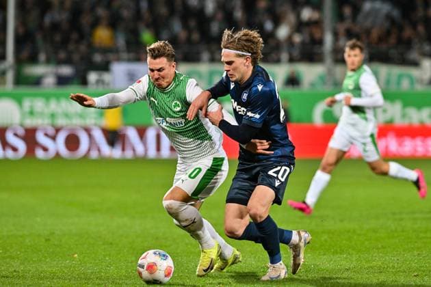 2 Bundesliga SpVgg Greuther Fuerth Karlsruher SC 24 10 2025 FUERTH, GERMANY OCTOBER 24 Felix KLAUS SpVgg Greuther Fuerth 30 against David HEROLD Karlsruher SC 20 during the 2 bundesliga match between SpVgg Greuther Fuerth vs Karlsruher SC on matchday 10 at Sportpark Ronhof Thomas Sommer on October 24, 2025 in Fuerth, Germany DFL REGULATES PROHIBIT ANY USE OF PHOTOGRAPHS AS IMAGE SEQUENCES AND OR QUASI VIDEO Copyright: xBEAUTIFULxSPORTS Goldbergx