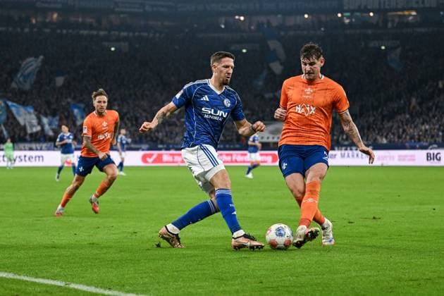 24 10 2025, Football, 2 Bundesliga, Season 2025 2026, Matchday 10, FC Schalke 04 SV Darmstadt, Janik Bachmann FC Schalke 04 , Matej Maglica SV Darmstadt xRHR PHOTO YYx Copyright: KROEGER RHR-FOTOx RHR-FOTO YY