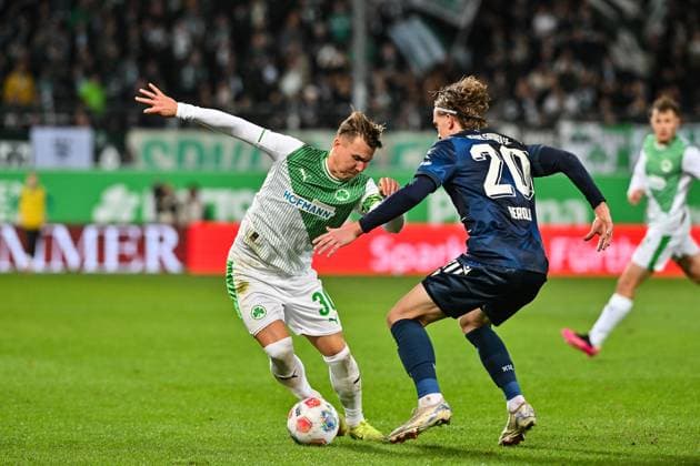 2 Bundesliga SpVgg Greuther Fuerth Karlsruher SC 24 10 2025 FUERTH, GERMANY OCTOBER 24 Felix KLAUS SpVgg Greuther Fuerth 30 against David HEROLD Karlsruher SC 20 during the 2 bundesliga match between SpVgg Greuther Fuerth vs Karlsruher SC on matchday 10 at Sportpark Ronhof Thomas Sommer on October 24, 2025 in Fuerth, Germany DFL REGULATES PROHIBIT ANY USE OF PHOTOGRAPHS AS IMAGE SEQUENCES AND OR QUASI VIDEO Copyright: xBEAUTIFULxSPORTS Goldbergx