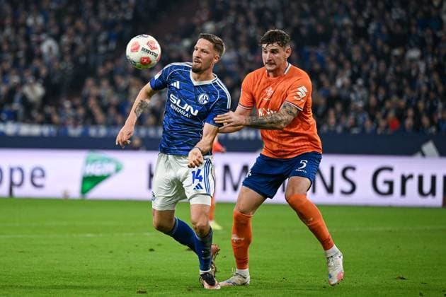 24 10 2025, Football, 2 Bundesliga, Season 2025 2026, Matchday 10, FC Schalke 04 SV Darmstadt, Janik Bachmann FC Schalke 04 , Matej Maglica SV Darmstadt xRHR PHOTO YYx Copyright: KROEGER RHR-FOTOx RHR-FOTO YY