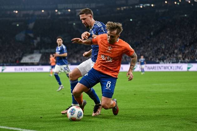 24 10 2025, Football, 2 Bundesliga, Season 2025 2026, Matchday 10, FC Schalke 04 SV Darmstadt, , Luca Marseiler SV Darmstadt , Janik Bachmann FC Schalke 04 xRHR PHOTO YYx Copyright: KROEGER RHR-FOTOx RHR-FOTO YY