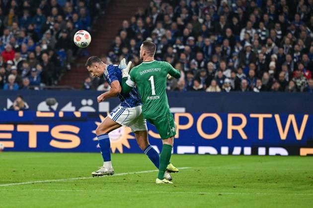 24 10 2025, Football, 2 Bundesliga, Season 2025 2026, Matchday 10, FC Schalke 04 SV Darmstadt, Nikola Katic FC Schalke 04 , Marcel Schuhen SV Darmstadt xRHR PHOTO YYx Copyright: KROEGER RHR-FOTOx RHR-FOTO YY