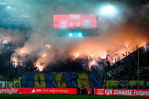 Soccer I Men I Season 2025 2026 I Regionalliga I Matchday 13 I Hallescher FC 1 FC Lokomotive Leipzig I 24 10 2025 Leipzig fans in the visitors block set off pyrotechnics at kick-off Halle Saale Leuna Chemie Stadion Sachsen Anhalt Germany Copyright: xLobeca InesxHähnelx