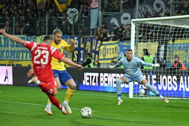 Soccer I Men I Season 2025 2026 I Regionalliga I 13 Matchday I Hallescher FC 1 FC Lokomotive Leipzig I 24 10 2025 Goal kick Marius Hauptmann 23, Hallescher FC , David Grözinger 27, 1 FC Lokomotive Leipzig goes into the duel, Andreas Naumann 1, 1 FC Lokomotive Leipzig is ready Halle Saale Leuna Chemie Stadion Sachsen Anhalt Germany Copyright: xLobeca InesxHähnelx