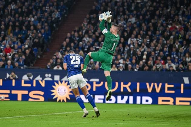 24 10 2025, Football, 2 Bundesliga, Season 2025 2026, Matchday 10, FC Schalke 04 SV Darmstadt, Nikola Katic FC Schalke 04 , Marcel Schuhen SV Darmstadt xRHR PHOTO YYx Copyright: KROEGER RHR-FOTOx RHR-FOTO YY