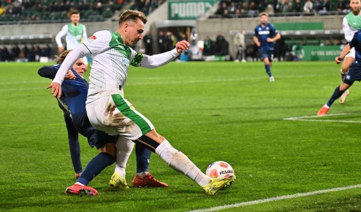24 10 2025 Soccer Season 2025 2026 2 Soccer Bundesliga 10 Matchday SpVgg Greuther Fürth Kleeblatt Karlsruher SC Karlsruhe KSC Sportfoto Zink xwoxzix DFL regulations prohibit any use of photographs as image sequences and or quasi video only for editorial use Felix Klaus 30, SpVgg Greuther Fürth Dzenis Burnic 7, Karlsruher SC KSC