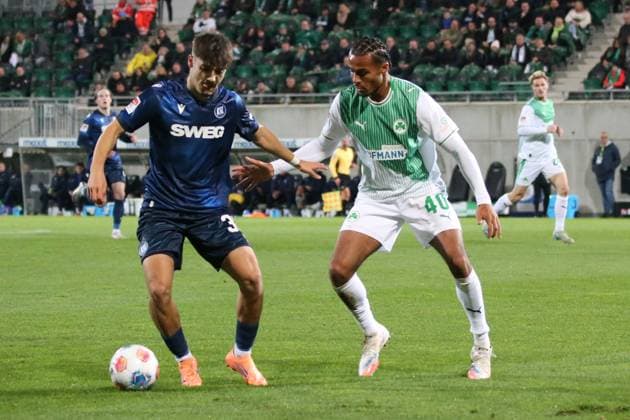 24 10 2025, xpfrx, Soccer 2 Bundesliga, SpVgg Greuther Fuerth Karlsruher SC v l Rafel Pinto Pedrosa Karlsruher SC KSC David Abrangao Greuther Fürth Fuerth Zweikampf, Aktion, action, battle for the ball DFL DFB REGULATIONS PROHIBIT ANY USE OF PHOTOGRAPHS as IMAGE SEQUENCES and or QUASI VIDEO Fuerth