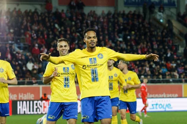 Ayodele Adetula Lok, 11 cheers after his goal for 1 2, Hallescher FC vs 1 FC Lok Leipzig, Soccer, RL Nordost, Matchday 13, Season 2025 26, 24 10 2025 Halle Leuna Chemie Stadion ST Germany