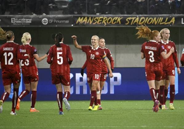 Pernille Harder of Denmark (10) celebrates 0-4 goal with team mates during the women s Nations s League football match Finland vs Denmark in Tampere, Finland on 24th October, 2025. Tampere Finland LKFTJK20251024202748WYVB  Copyright: xAnttixAimo-Koivistox LKFTJK20251024202748WYVB