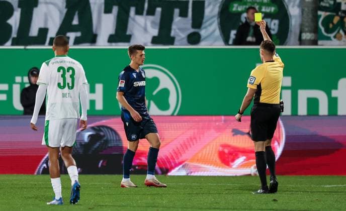 Marvin Wanitzek 10 Karlsruher SC receives yellow card from referee Eric Weisbach, SpVgg Greuther Fuerth vs Karlsruher SC, Football, Men, DFL, 2 Bundesliga, Season 2025 2026, Sportpark Ronhof Thomas Sommer, Matchday 10, 24 10 2025 Fuerth Bayern Germany Copyright: xkolbert-press MartinxAgüerax