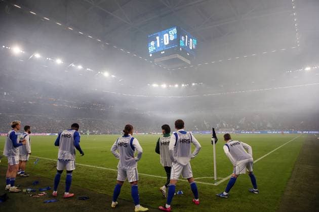 24 10 2025, xrekx, Fußball 2 Bundesliga, FC Schalke 04 SV Darmstadt 98 v l Schalke Spieler beim aufwaermen Scoreboard, Videowall, Scoreboard, Info, Werbung DFL DFB REGULATIONS PROHIBIT ANY USE OF PHOTOGRAPHS as IMAGE SEQUENCES and or QUASI VIDEO Gelsenkirchen