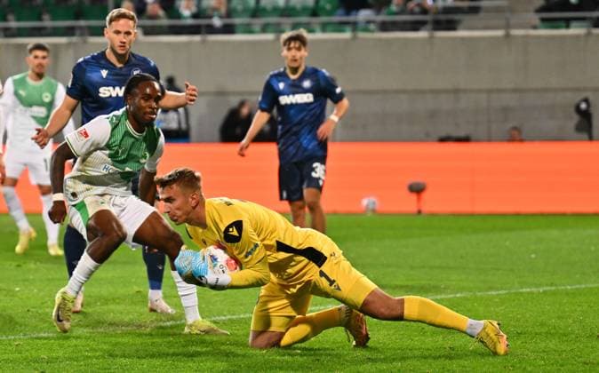 24 10 2025 Soccer Season 2025 2026 2 Soccer Bundesliga 10 Matchday SpVgg Greuther Fürth Kleeblatt Karlsruher SC Karlsruhe KSC Sportfoto Zink xwoxzix DFL regulations prohibit any use of photographs as image sequences and or quasi video only for editorial use Noel Futkeu 9, SpVgg Greuther Fürth Hans Christian Bernat 1, Karlsruher SC KSC