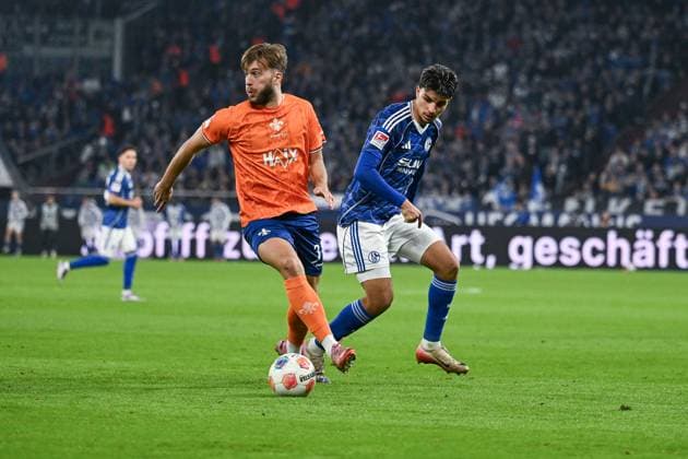 24 10 2025, Football, 2 Bundesliga, Season 2025 2026, Matchday 10, FC Schalke 04 SV Darmstadt, Killian Corredor SV Darmstadt , Mertcan Ayhan FC Schalke 04 xRHR PHOTO YYx Copyright: KROEGER RHR-FOTOx RHR-FOTO YY