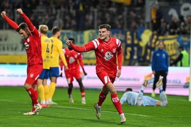 Soccer I Men I Season 2025 2026 I Regionalliga I 13 Matchday I Hallescher FC 1 FC Lokomotive Leipzig I 24 10 2025 Goal celebration Fabrice Daniel Hartmann 11, Hallescher FC with finger pointing upwards Crop, close-up, portrait, portrait, single photo, single image, body Halle Saale Leuna Chemie Stadion Sachsen Anhalt Germany Copyright: xLobeca InesxHähnelx