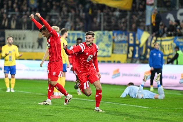 Soccer I Men I Season 2025 2026 I Regionalliga I 13 Matchday I Hallescher FC 1 FC Lokomotive Leipzig I 24 10 2025 Goal celebration Niclas Stierlin 13, Hallescher FC and Fabrice Daniel Hartmann 11, Hallescher FC r Halle Saale Leuna Chemie Stadion Sachsen Anhalt Germany Copyright: xLobeca InesxHähnelx