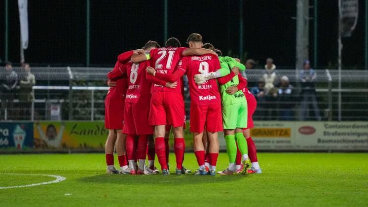 Soccer, Men, Season 2025 2026, Regionalliga Nordost, Matchday 13, FSV 63 Luckenwalde vs SV Babelsberg 03, Friday 24 10 2025, Werner Seelenbinder Stadion Luckenwalde, In the picture The team circle of SV Babelsberg 03 Brandenburg Germany