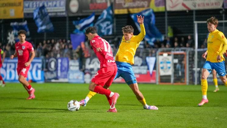 Soccer, Men, Season 2025 2026, Regionalliga Nordost, Matchday 13, FSV 63 Luckenwalde vs SV Babelsberg 03, Friday 24 10 2025, Werner Seelenbinder Stadion Luckenwalde, In the picture George Didoss l Babelsberg and Mike Bachmann r Luckenwalde Brandenburg Germany