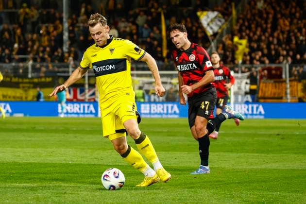 24 10 2025, xavx, Fussball 3 Liga, SV Wehen Wiesbaden Alemannia Aachen v l Mika Schroers Alemannia Aachen , David Suarez SV Wehen Wiesbaden DFL DFB REGULATIONS PROHIBIT ANY USE OF PHOTOGRAPHS as IMAGE SEQUENCES and or QUASI VIDEO Wiesbaden