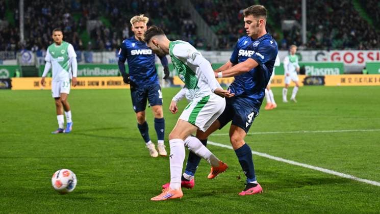 24 10 2025 Soccer season 2025 2026 2 Soccer Bundesliga 10 Matchday SpVgg Greuther Fürth Kleeblatt Karlsruher SC Karlsruhe KSC Sportfoto Zink xwoxzix DFL regulations prohibit any use of photographs as image sequences and or quasi video only for editorial use Branimir Hrgota 10, SpVgg Greuther Fürth Marcel Beifus 4, Karlsruher SC KSC
