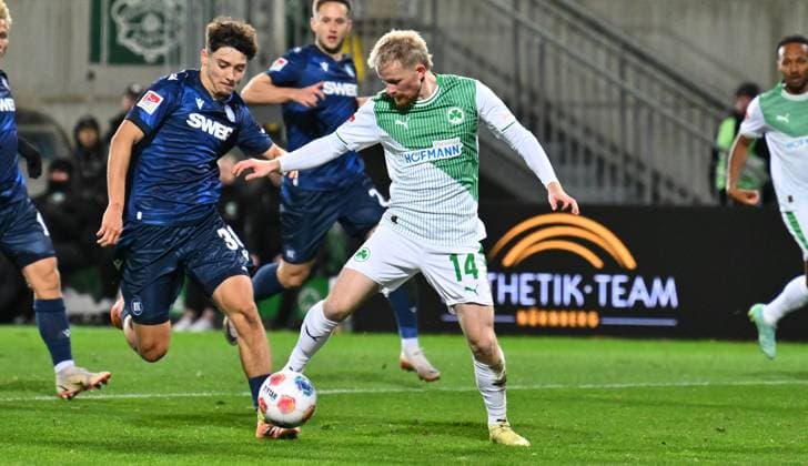 24 10 2025 Soccer Season 2025 2026 2 Soccer Bundesliga 10 Matchday SpVgg Greuther Fürth Kleeblatt Karlsruher SC Karlsruhe KSC Sportfoto Zink xwoxzix DFL regulations prohibit any use of photographs as image sequences and or quasi video only for editorial use Rafael Pinto Pedrosa 36, Karlsruher SC KSC Jomaine Consbruch 14, SpVgg Greuther Fürth