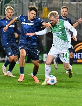 24 10 2025 Soccer Season 2025 2026 2 Soccer Bundesliga 10 Matchday SpVgg Greuther Fürth Kleeblatt Karlsruher SC Karlsruhe KSC Sportfoto Zink xwoxzix DFL regulations prohibit any use of photographs as image sequences and or quasi video only for editorial use Rafael Pinto Pedrosa 36, Karlsruher SC KSC Jomaine Consbruch 14, SpVgg Greuther Fürth