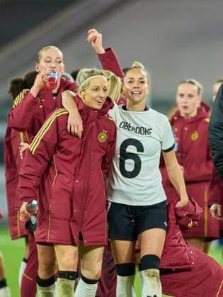 DFB team with Giulia Gwinn of Germany with jersey of Lena Oberdorf Kathrin-Julia Hendrich of Germany celebrate in the Women s Nations League 2025 Semi-Final first leg match GERMANY - FRANCE 1-0 on October 24, 2025 in Düsseldorf, Germany. Season 2025 2026