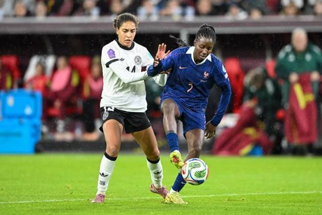 24 10 2025, Soccer international, Womens Nations League, semi-final, round 1 of 2, season 2025 2026, Germany France in the Merkur Spiel Arena in Duesseldorf duel between Cora Zicai Germany, 14 and Thiniba Samoura France, 03 Important note According to the guidelines of FIFA and UEFA, it is prohibited to use or have used photographs taken in the stadium and or from the game in the form of sequential images and or video-like photo series Photo Kirchner Media Thomas Haesler Copyright: xKirchner-Media ThomasxHaeslerx