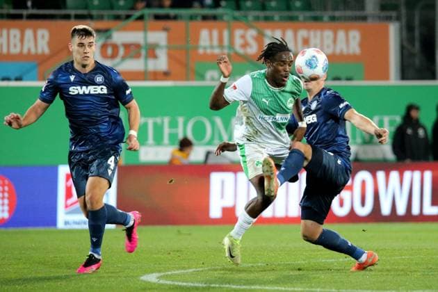 24 10 2025, xpfrx, Soccer 2 Bundesliga, SpVgg Greuther Fuerth Karlsruher SC v l Noel Futkeu Greuther Fürth Fuerth Nicolai Rapp Karlsruher SC KSC Zweikampf, Aktion, action, battle for the ball DFL DFB REGULATIONS PROHIBIT ANY USE OF PHOTOGRAPHS as IMAGE SEQUENCES and or QUASI VIDEO Fuerth