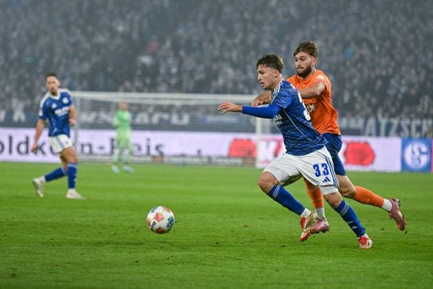 24 10 2025, Football, 2 Bundesliga, Season 2025 2026, Matchday 10, FC Schalke 04 SV Darmstadt, Vitalie Becker FC Schalke 04 , Killian Corredor SV Darmstadt xRHR PHOTO YYx Copyright: KROEGER RHR-FOTOx RHR-FOTO YY