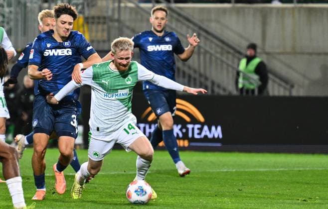 24 10 2025 Soccer Season 2025 2026 2 Soccer Bundesliga 10 Matchday SpVgg Greuther Fürth Kleeblatt Karlsruher SC Karlsruhe KSC Sportfoto Zink xwoxzix DFL regulations prohibit any use of photographs as image sequences and or quasi video only for editorial use Rafael Pinto Pedrosa 36, Karlsruher SC KSC Jomaine Consbruch 14, SpVgg Greuther Fürth