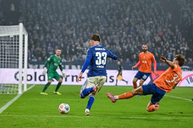 24 10 2025, Football, 2 Bundesliga, Season 2025 2026, Matchday 10, FC Schalke 04 SV Darmstadt, Vitalie Becker FC Schalke 04 , Killian Corredor SV Darmstadt xRHR PHOTO YYx Copyright: KROEGER RHR-FOTOx RHR-FOTO YY