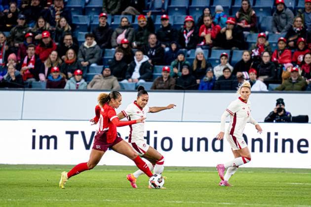 Lucerne, Switzerland, October 24th 2025 Jade Rose (12 Canada), right, and Alayah Pilgrim (20 Switzerland), left, in action during the Womens International Friendly, Länderspiel, Nationalmannschaft match between Switzerland and Canada at Swissporarena, Lucerne, Switzerland. (Priscila Bütler SPP) Copyright: xPriscilaxBütlerx xSPPx spp-en-PrBSp-_A926834