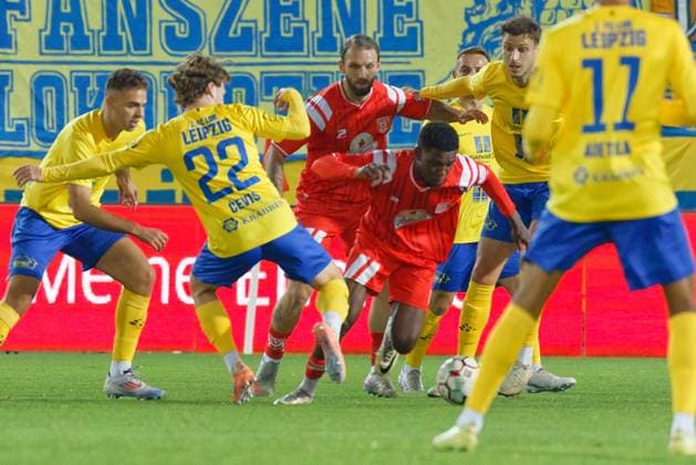 Dorian Cevis Lok, 22 , Bocar Baro HFC, 26 , Hallescher FC vs 1 FC Lok Leipzig, Soccer, RL Nordost, Matchday 13, Season 2025 26, 24 10 2025 Halle Leuna Chemie Stadion ST Germany