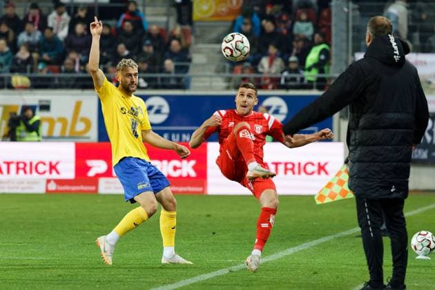 David Groezinger Lok, 27 , Marius Hauptmann HFC, 23 , Hallescher FC vs 1 FC Lok Leipzig, Soccer, RL Nordost, Matchday 13, Season 2025 26, 24 10 2025 Halle Leuna Chemie Stadion ST Germany