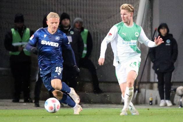 24 10 2025, xpfrx, Soccer 2 Bundesliga, SpVgg Greuther Fuerth Karlsruher SC v l Andreas Müller Mueller Karlsruher SC KSC Marco John Greuther Fürth Fuerth Zweikampf, Aktion, action, battle for the ball DFL DFB REGULATIONS PROHIBIT ANY USE OF PHOTOGRAPHS as IMAGE SEQUENCES and or QUASI VIDEO Fuerth