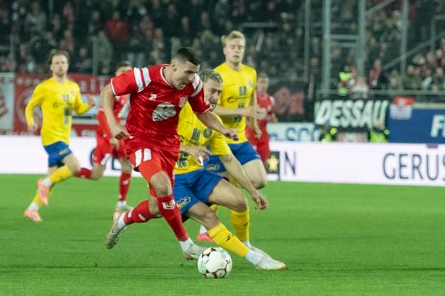 Regionalliga Nordost Season 25 26 Hallescher FC vs 1 FC Lok Leipzig Halle, Germany October 24, 2025 In the picture from left in duel Marius Hauptmann Halle and Jan Stein Leipzig Halle Saale Leuna Chemie Stadion Sachsen Anhalt Germany