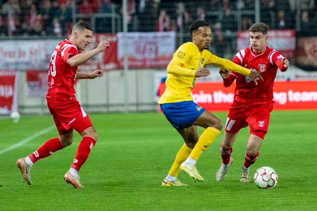 Regionalliga Nordost Season 25 26 Hallescher FC vs 1 FC Lok Leipzig Halle, Germany October 24 2025 In the picture from left Marius Hauptmann Halle , Ayodele Adetula Leipzig and Fabrice Hartmann Halle Halle Saale Leuna Chemie Stadion Sachsen Anhalt Germany