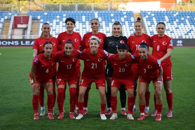 Turkiye v Kosovo - UEFA Women s Nations League PRISTINA, KOSOVO - OCTOBER 25: Players of Turkiye pose for a team photo ahead of the first match of the UEFA Women s Nations B League promotion relegation play-off 1st leg between Turkiye and Kosovo at Stadiumi Fadil Vokrri in Pristina, Kosovo on October 24, 2025. Erkin Keci Anadolu Pristina Kosovo. Editorial use only. Please get in touch for any other usage.  Copyright: x2025xAnadoluxErkinxKecix