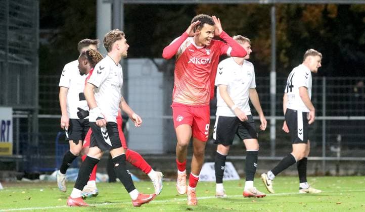 24 10 2025, xfsx, Herren, Fußball, Saison 2025 2026, Regionalliga Bayern, 15 Spieltag SV Wacker Bughausen FC Wuerzburger Kickers v li Jermain Nischalke FC Wuerzburger Kickers mit Torjubel, celebrate the goal, goal celebration, Jubel über das Tor zum 1 1 Burghausen Wacker Arena Bayern Deutschland