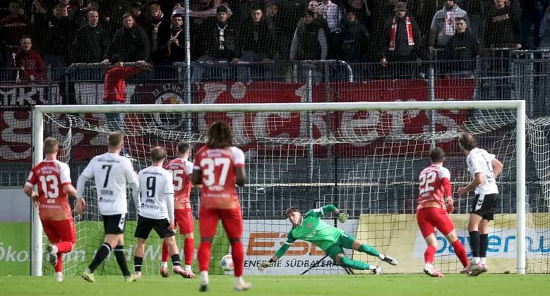24 10 2025, xfsx, Men, Soccer, Season 2025 2026, Regionalliga Bayern, 15 Matchday SV Wacker Bughausen FC Wuerzburger Kickers v li Philipp Ochs FC Wuerzburger Kickers , Alexander Gordok SV Wacker Burghausen , Tom Sanne SV Wacker Burghausen , Dominik Meisel FC Wuerzburger Kickers , Eliot Muteba FC Wuerzburger Kickers , Johann Hipper FC Wuerzburger Kickers , Daniel Haegele FC Wuerzburger Kickers , Felix Bachschmid SV Wacker Burghausen Burghausen Wacker Arena Bayern Germany