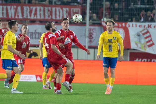 Regionalliga Nordost Season 25 26 Hallescher FC vs 1 FC Lok Leipzig Halle, Germany October 24, 2025 Pictured from left Fatlum Elezi Halle and Niclas Stierlin Halle Halle Saale Leuna Chemie Stadion Sachsen Anhalt Germany