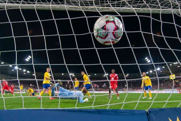Regionalliga Nordost Season 25 26 Hallescher FC vs 1 FC Lok Leipzig Halle, Germany October 24 2025 In the picture from left goalkeeper Andreas Naumann Leipzig and Bocar Baro Halle makes the goal to 1 0 Halle Saale Leuna Chemie Stadion Sachsen Anhalt Germany