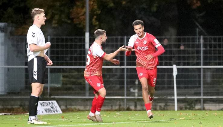 24 10 2025, xfsx, Herren, Fußball, Saison 2025 2026, Regionalliga Bayern, 15 Spieltag SV Wacker Bughausen FC Wuerzburger Kickers v li Dominik Meisel FC Wuerzburger Kickers , Jermain Nischalke FC Wuerzburger Kickers mit Torjubel, celebrate the goal, goal celebration, Jubel über das Tor zum 1 1 Burghausen Wacker Arena Bayern Germany
